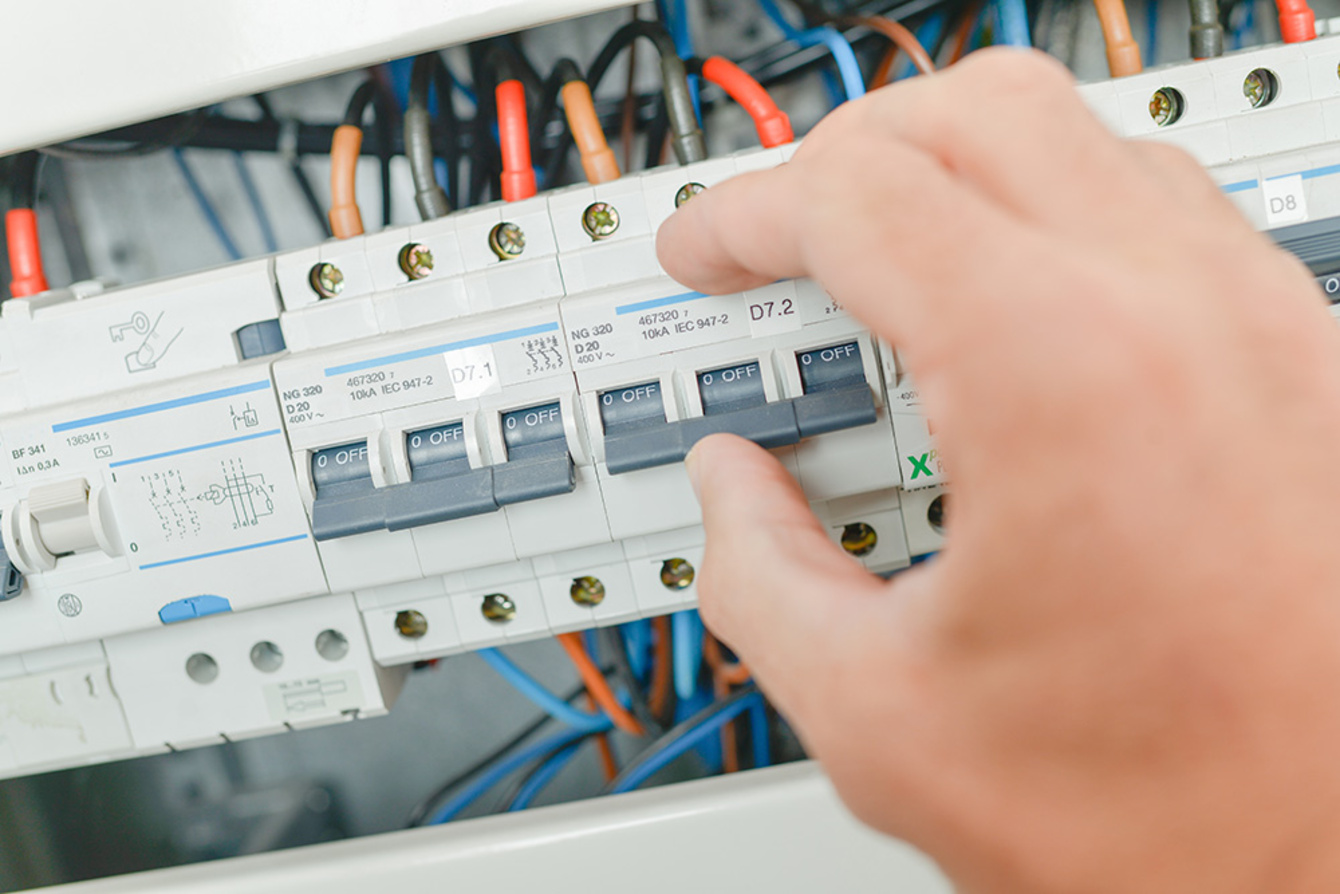 Schalt­schrank­bau bei Schönberger Elektrotechnik in Ellwangen